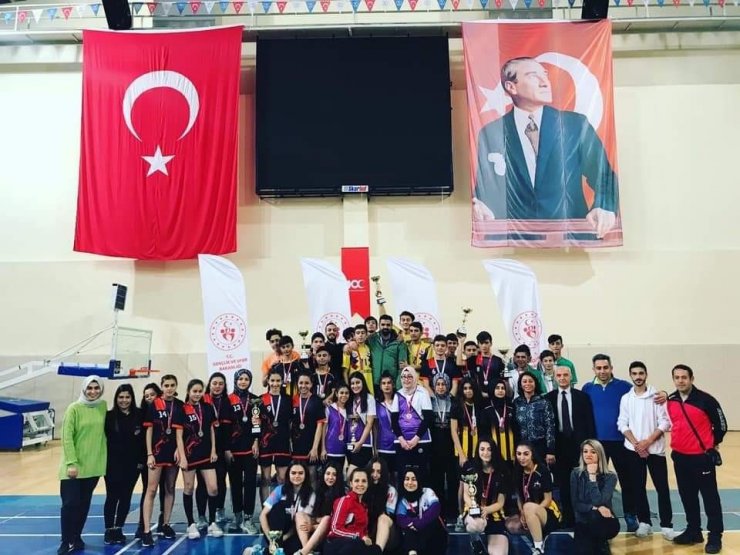 Isparta’da badmintonda derece alan liseler belli oldu