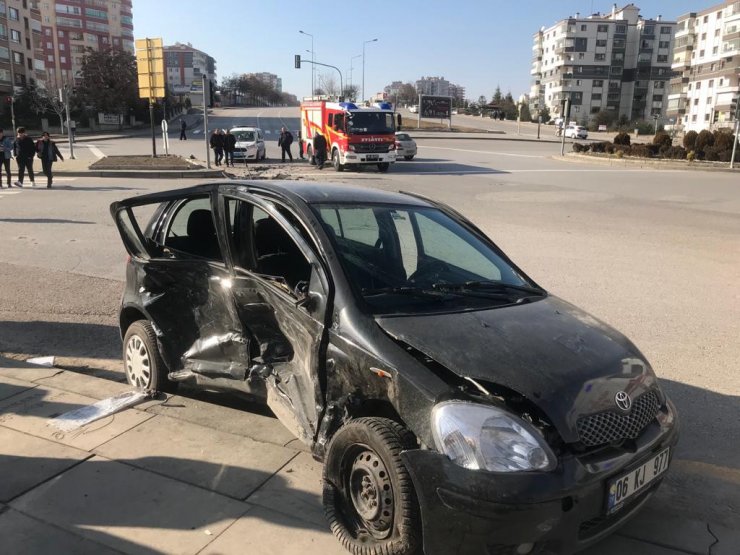 Başkentte iki otomobil çarpıştı: 5 yaralı