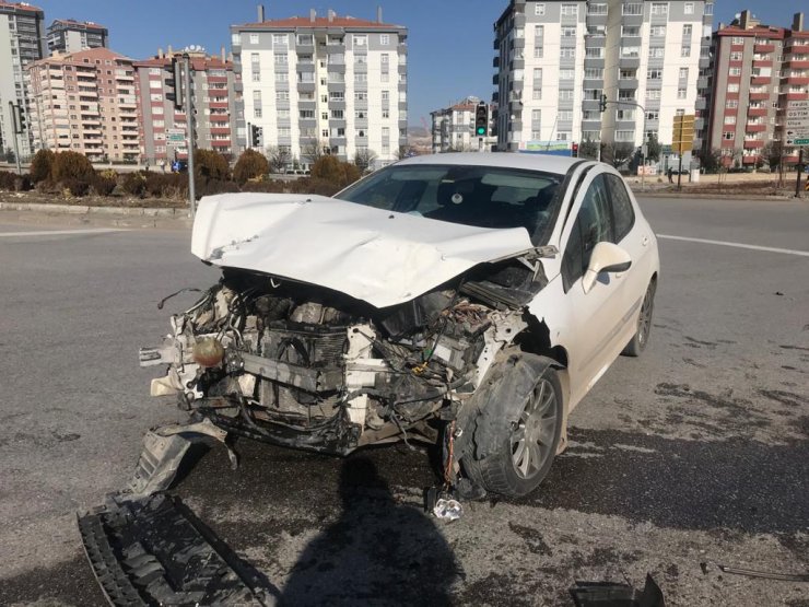 Başkentte iki otomobil çarpıştı: 5 yaralı