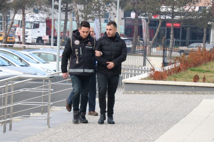 Bolu’da, uyuşturucuyla yakalanan cezaevi firarisi adliyeye sevk edildi