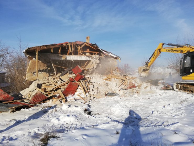Bozkır'da metruk binalar yıkılıyor