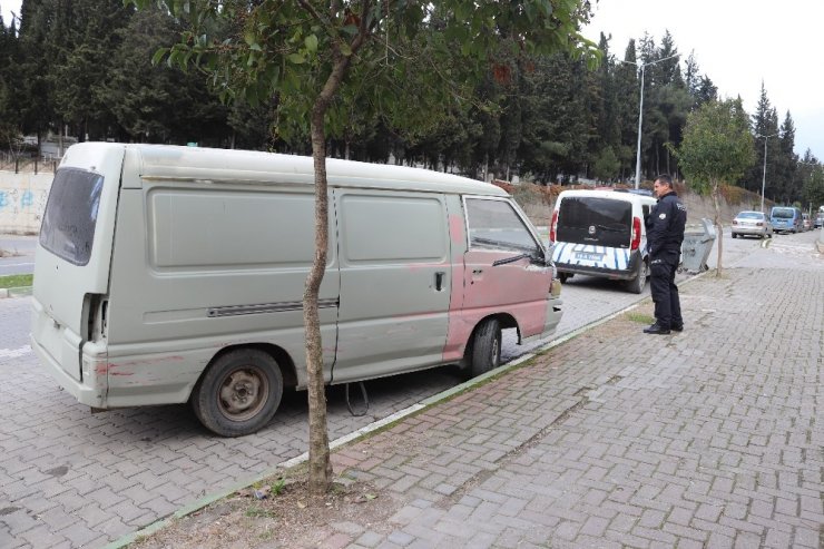 Çalıntı aracı yol ortasında bırakıp kaçtılar