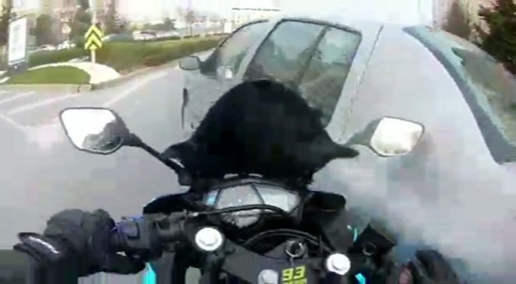 Büyükçekmece’de motosikletli aniden yola çıkan otomobile çarptı