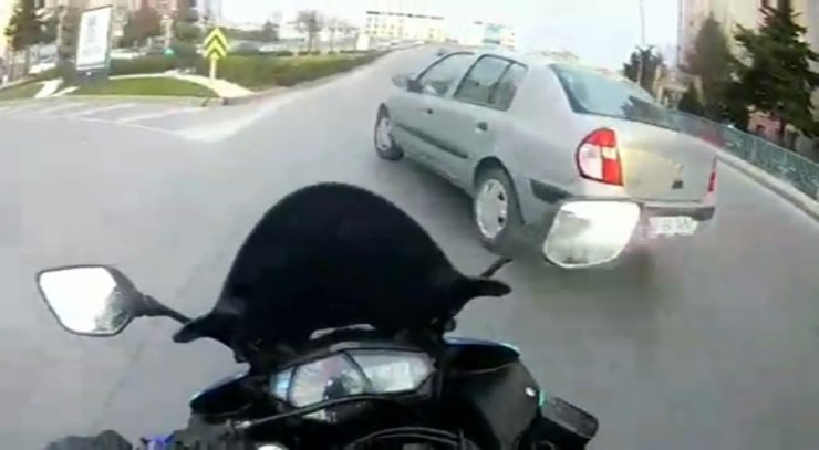 Büyükçekmece’de motosikletli aniden yola çıkan otomobile çarptı