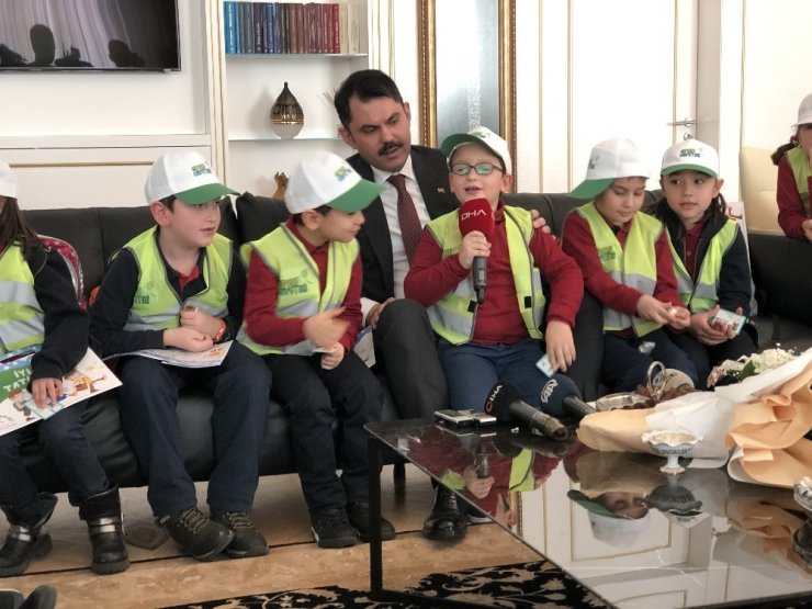 Bakan Kurum’dan minik çevrecilere karne hediyesi