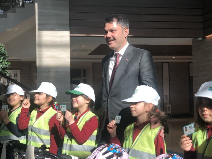 Bakan Kurum’dan minik çevrecilere karne hediyesi
