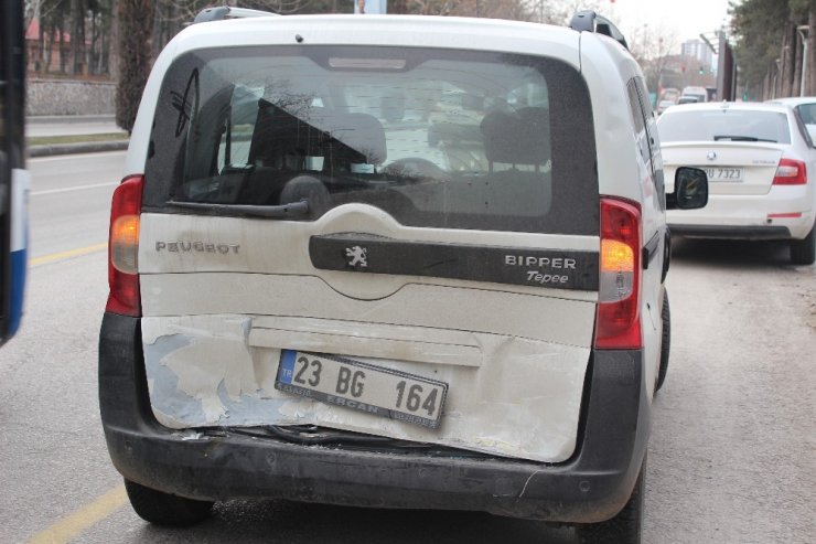 Elazığ’da zincirleme trafik kazası, 5 araç bir birine girdi