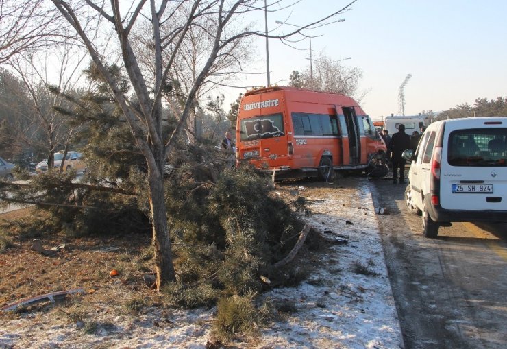 Makas atmak isteyen otomobilin çarptığı minibüs kaza yaptı: 11 yaralı
