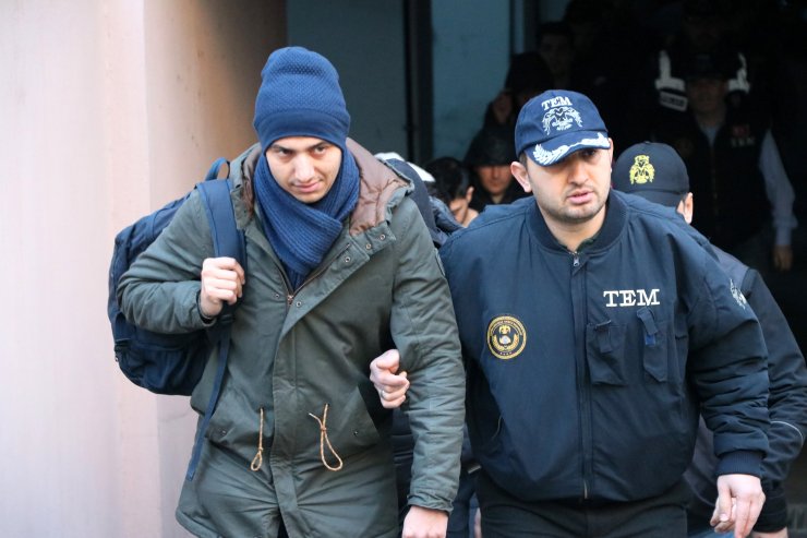 İzmir'de, FETÖ'den gözaltına alınan 105 asker adliyeye sevk edildi