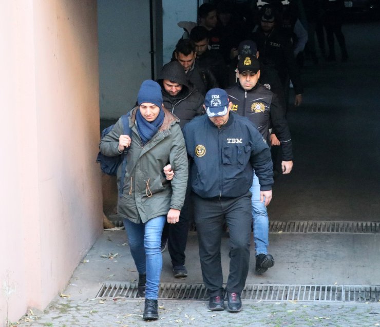 İzmir'de, FETÖ'den gözaltına alınan 105 asker adliyeye sevk edildi