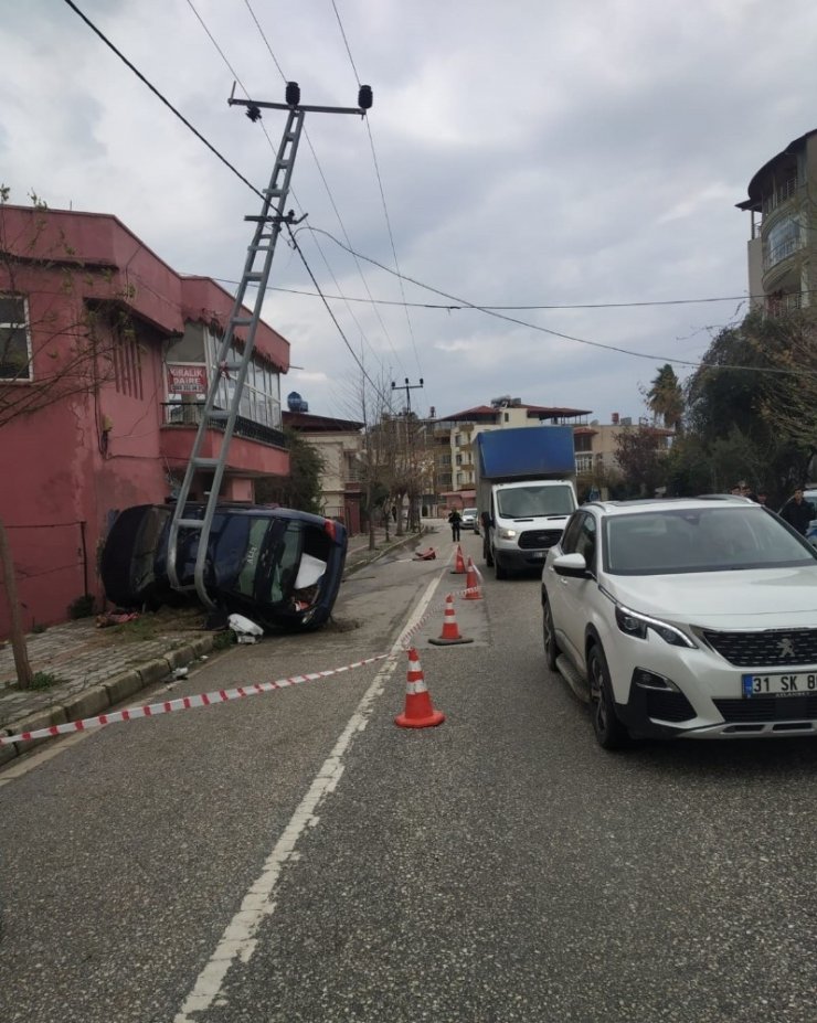 Otomobil elektrik direğine çarptı: 5 yaralı