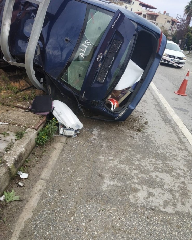 Otomobil elektrik direğine çarptı: 5 yaralı