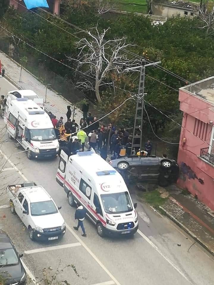 Otomobil elektrik direğine çarptı: 5 yaralı