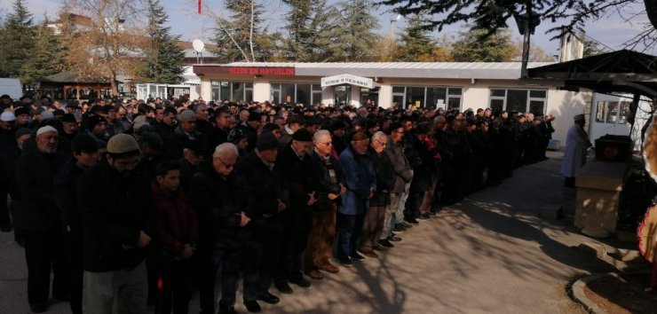 Geri manevra yapan kamyonun ezdiği kadın son yolculuğuna uğurlandı