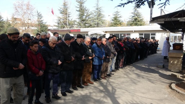 Geri manevra yapan kamyonun ezdiği kadın son yolculuğuna uğurlandı