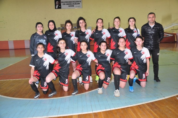 Isparta Spor Liseli sultanlar futsalda şampiyon oldu