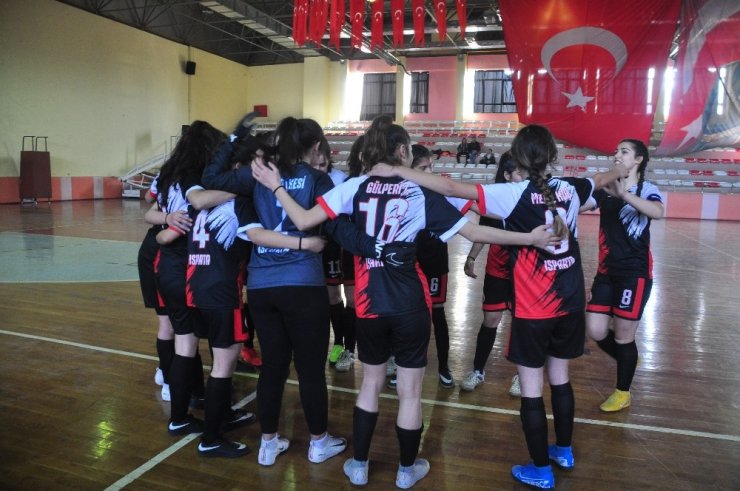 Isparta Spor Liseli sultanlar futsalda şampiyon oldu