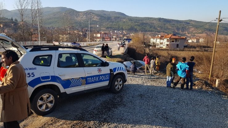 Lastiği patlayan otomobil yoldan çıktı