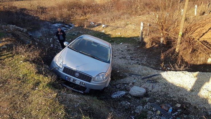 Lastiği patlayan otomobil yoldan çıktı