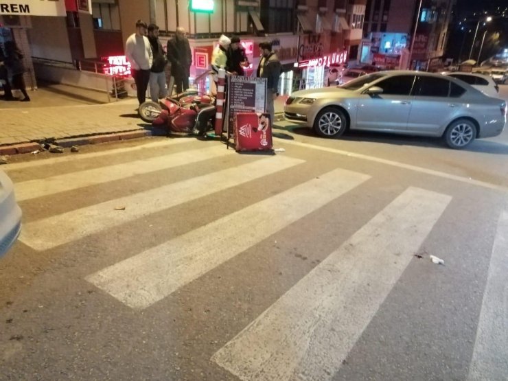 Motosiklet ile otomobil çarpıştı: 1 yaralı