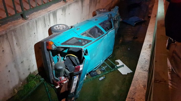 Viraja hızlı giren otomobil su kanalına böyle uçtu