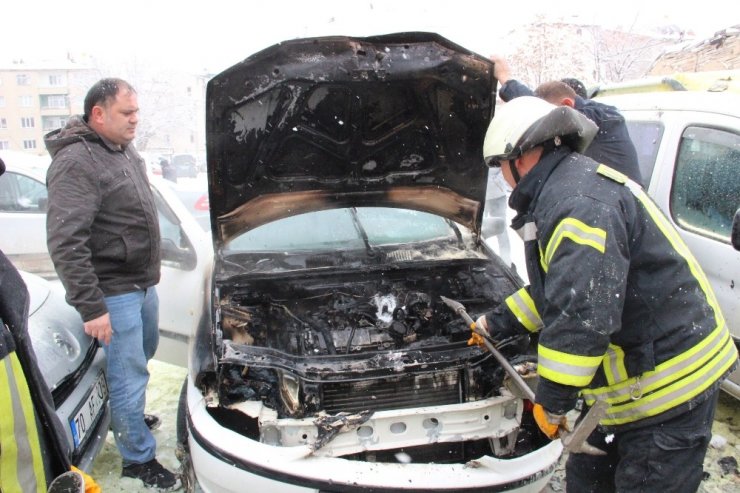 Çalıştırdığı otomobili bir anda motor kısmından alev alarak yandı