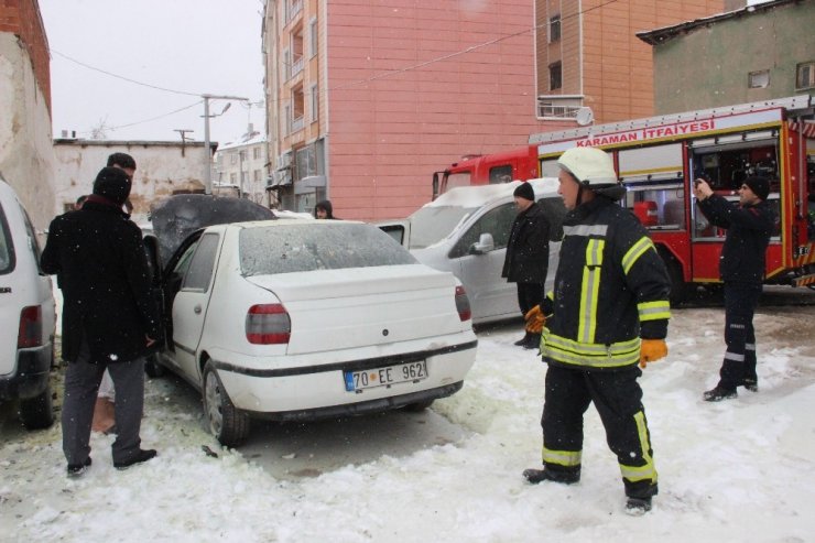 Çalıştırdığı otomobili bir anda motor kısmından alev alarak yandı