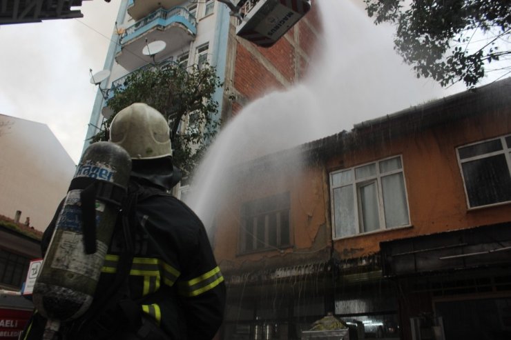 Afganistanlı ailenin yaşadığı ev alev alev yandı