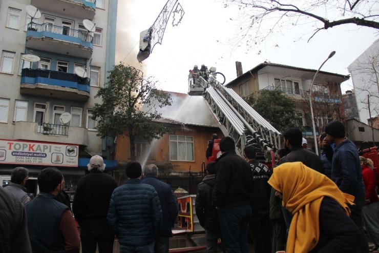 Afganistanlı ailenin yaşadığı ev alev alev yandı