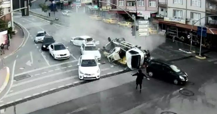 Kocaeli’de 1’i ağır 3 kişinin yaralandığı kaza saniye saniye kameralara yansıdı