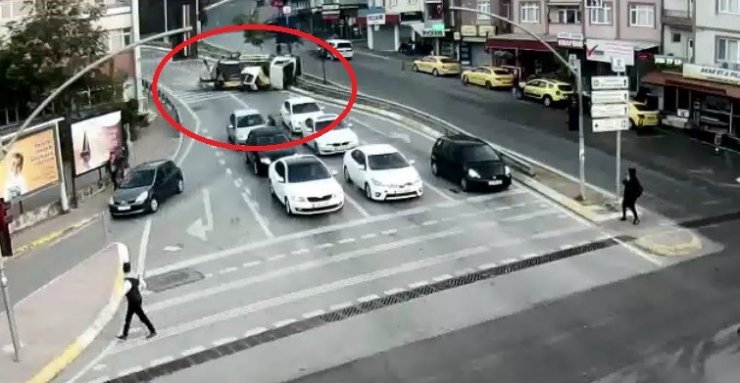 Kocaeli’de 1’i ağır 3 kişinin yaralandığı kaza saniye saniye kameralara yansıdı
