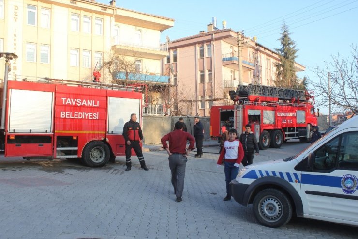 Tavşanlı’da bir evin mutfağında çıkan yangın büyümeden söndürüldü
