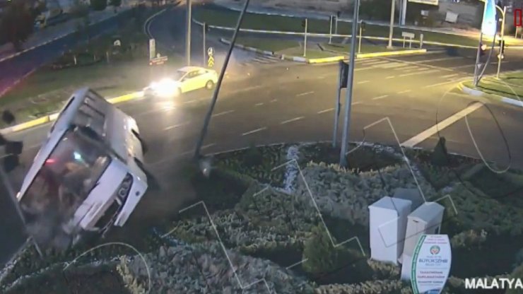 Mobese kameralarına yansıyan kazalar, ’bu kadar da olmaz’ dedirtti