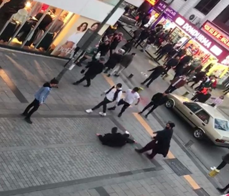 Pendik’te sokak ortasında tekmeli yumruklu kavga kamerada