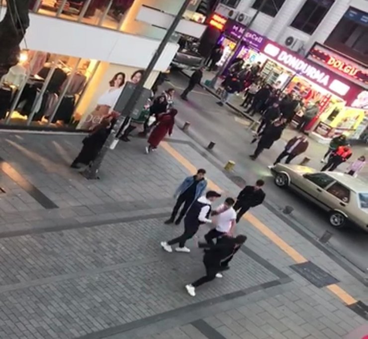 Pendik’te sokak ortasında tekmeli yumruklu kavga kamerada