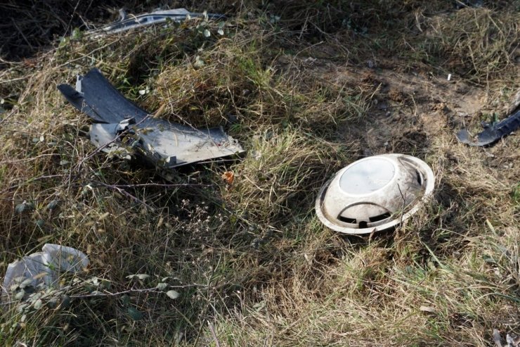 Lastiği patlayan otomobil şarampole yuvarlandı: 2 yaralı
