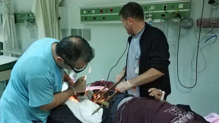 Bacağına saplanan korkuluk demiriyle hastaneye kaldırıldı