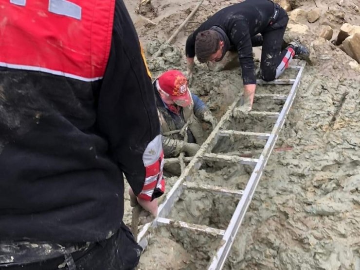 Sinop’ta battığı çamurdan zorlukla kurtarıldı