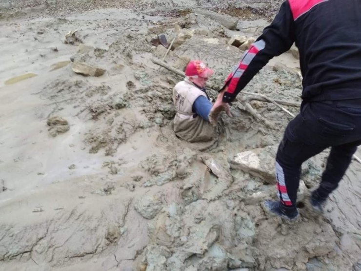 Sinop’ta battığı çamurdan zorlukla kurtarıldı