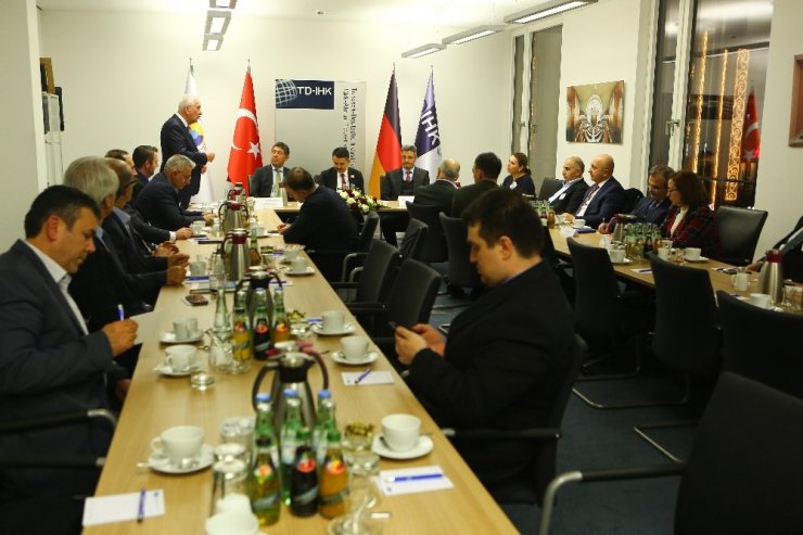 Bakan Pakdemirli, Berlin’de Türk işadamlarıyla bir araya geldi