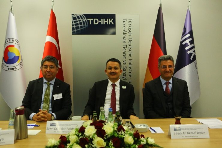 Bakan Pakdemirli, Berlin’de Türk işadamlarıyla bir araya geldi