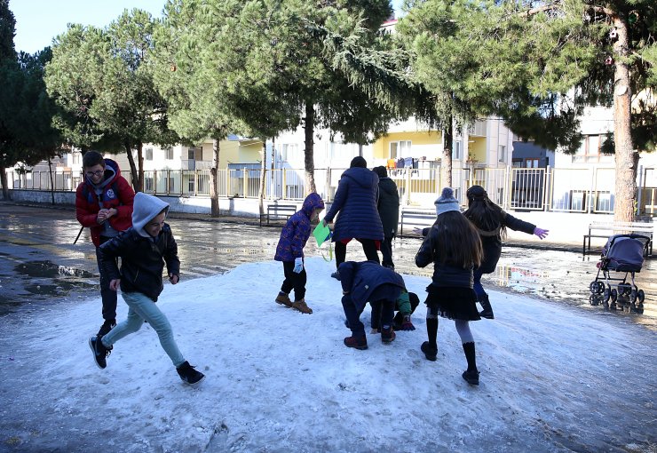 Trabzon'da okul yönetiminden öğrencilere kar sürprizi