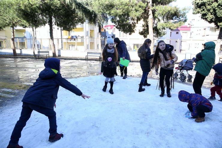 Trabzon'da okul yönetiminden öğrencilere kar sürprizi