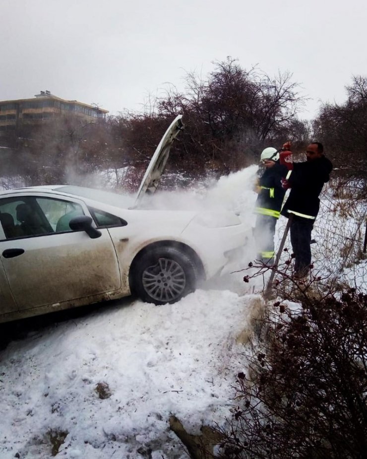 Van’da kaza yapan otomobilde yangın çıktı