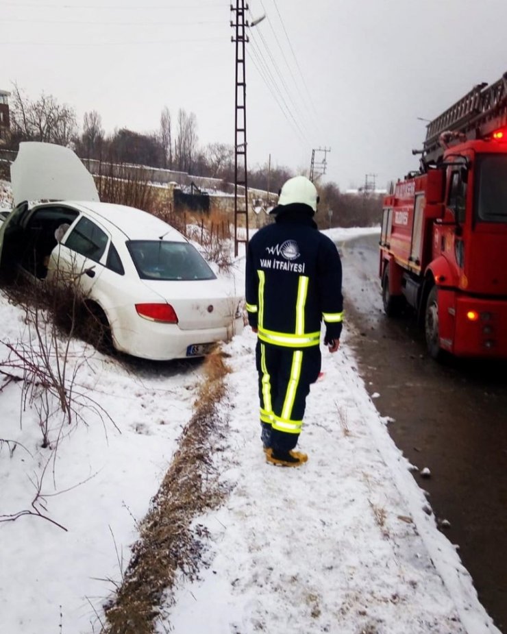 Van’da kaza yapan otomobilde yangın çıktı