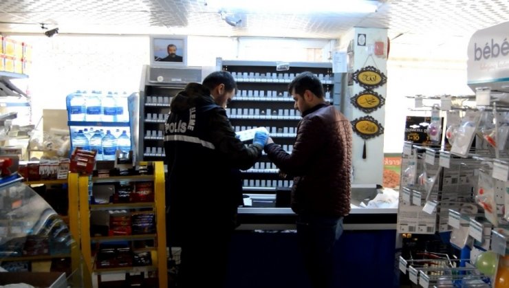 Markete giren hırsızlar sadaka kutusuna kadar çaldı