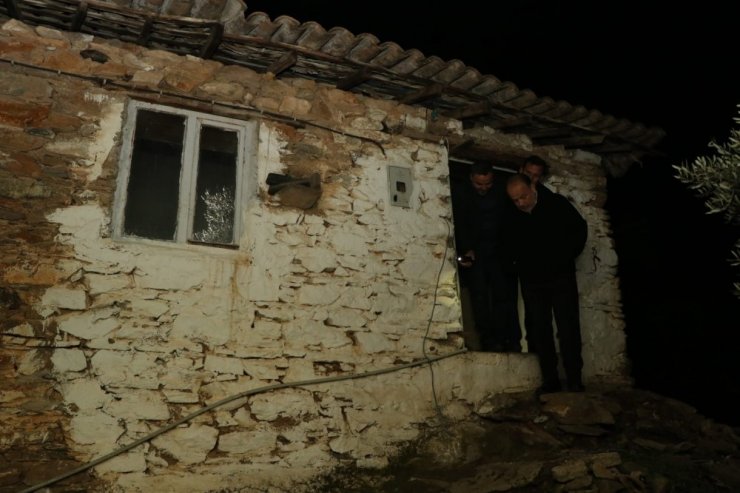 AK Partili Metin Yavuz evleri yanan ailenin yardımına koştu
