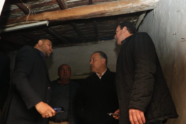 AK Partili Metin Yavuz evleri yanan ailenin yardımına koştu