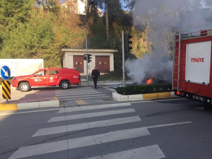 Antalya’da alev alan otomobil kullanılmaz hale geldi