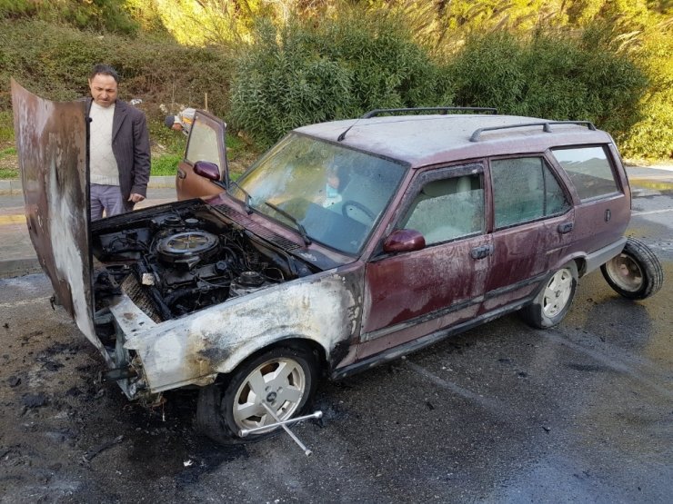 Antalya’da alev alan otomobil kullanılmaz hale geldi